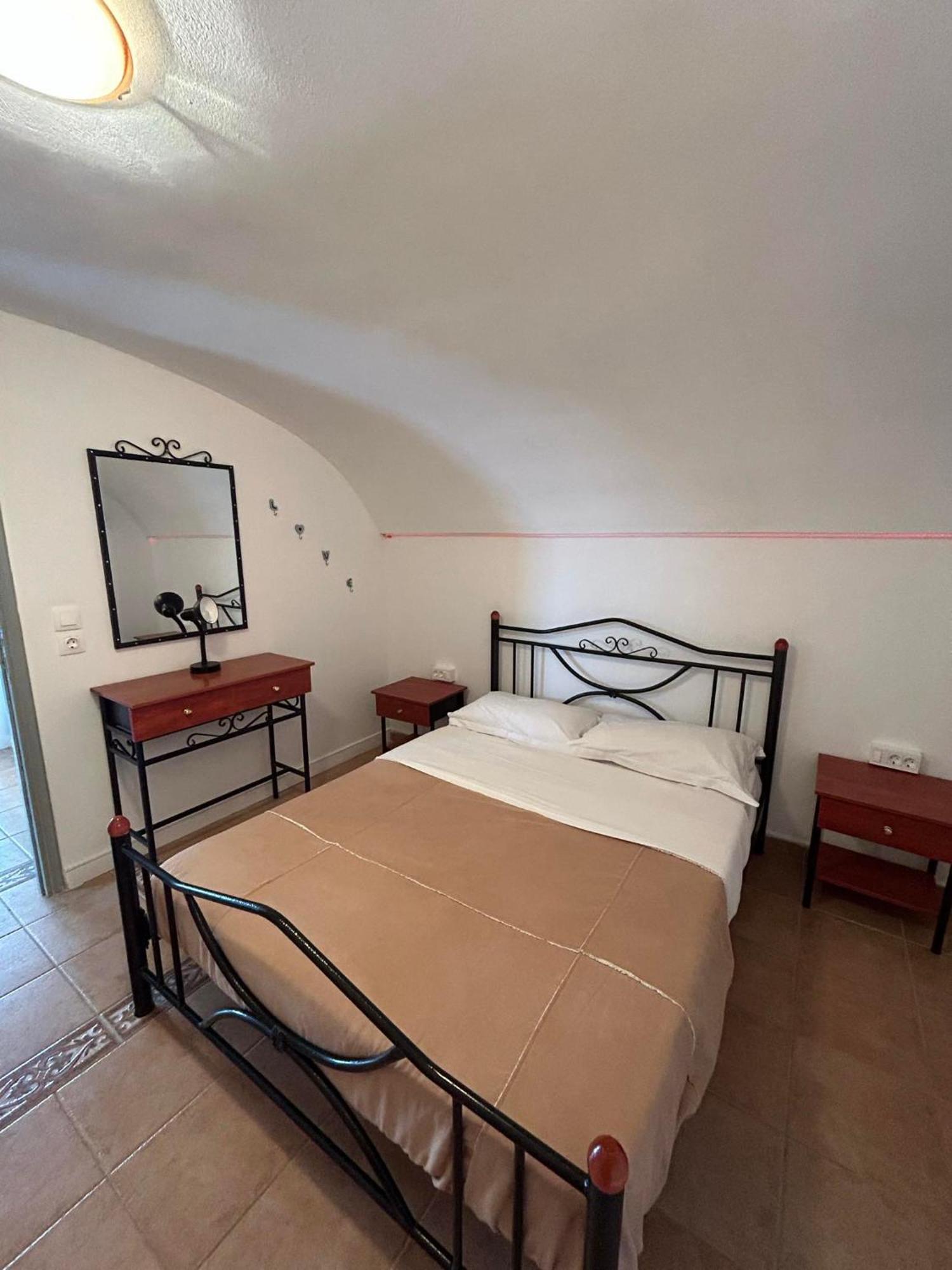Markos 2* Perissa (Santorini)